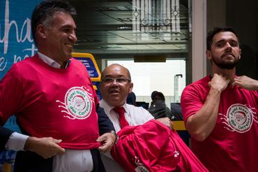 Diogo veste a camiseta da campanha 