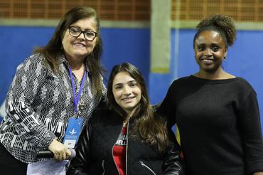 Luciene Resende, presidente da CBG, com Laís Souza e Daiane dos Santos