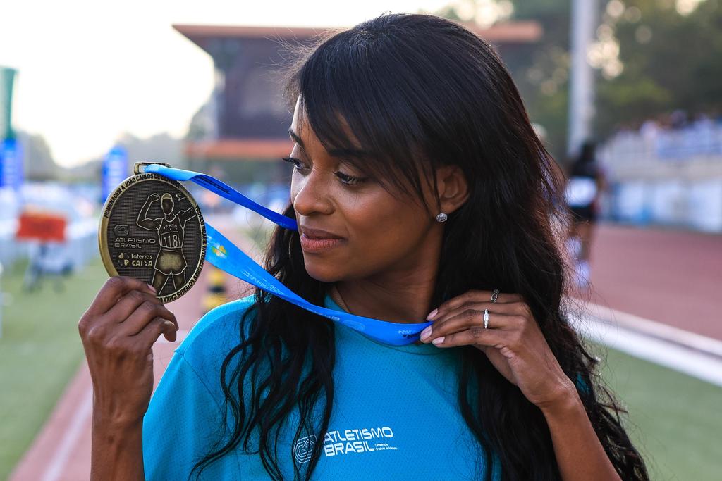 Thais Oliveira, filha de João do Pulo, com a homenagem da CBAt ao pai