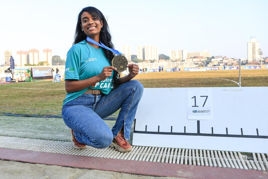 Thais Oliveira com a medalha feita em homenagem a João do Pulo