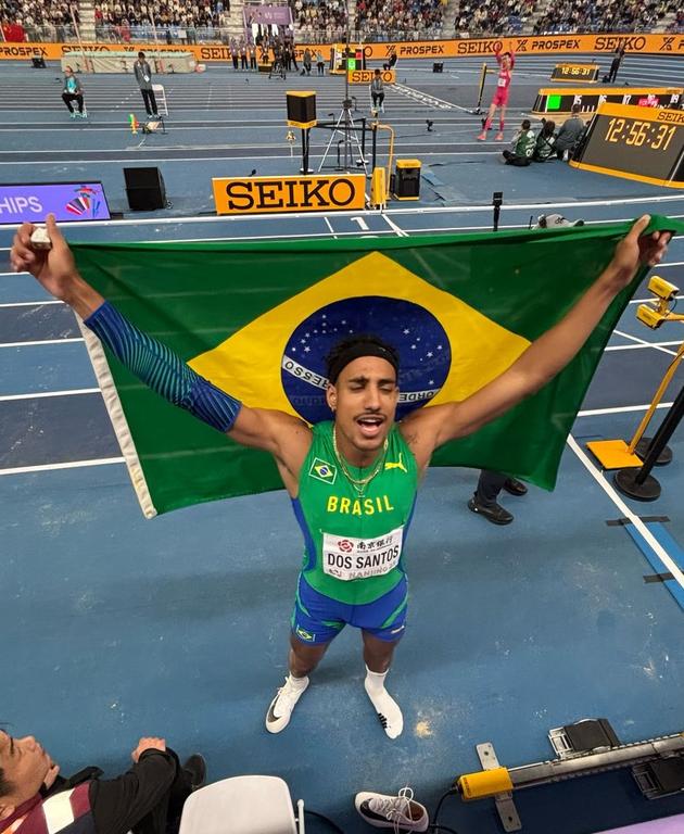 Almir celebra a conquista do bronze no Cubo de Nanjing, sede do Mundial