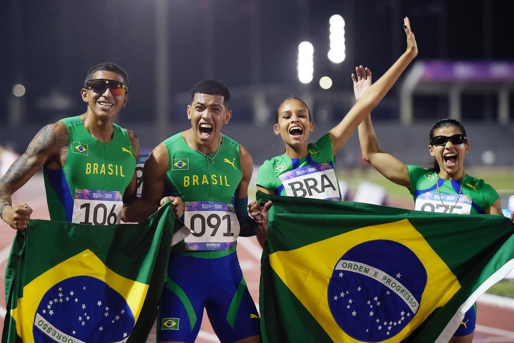 Revezamento 4x400 m misto: Jadson, Elias, Julia e Bianca