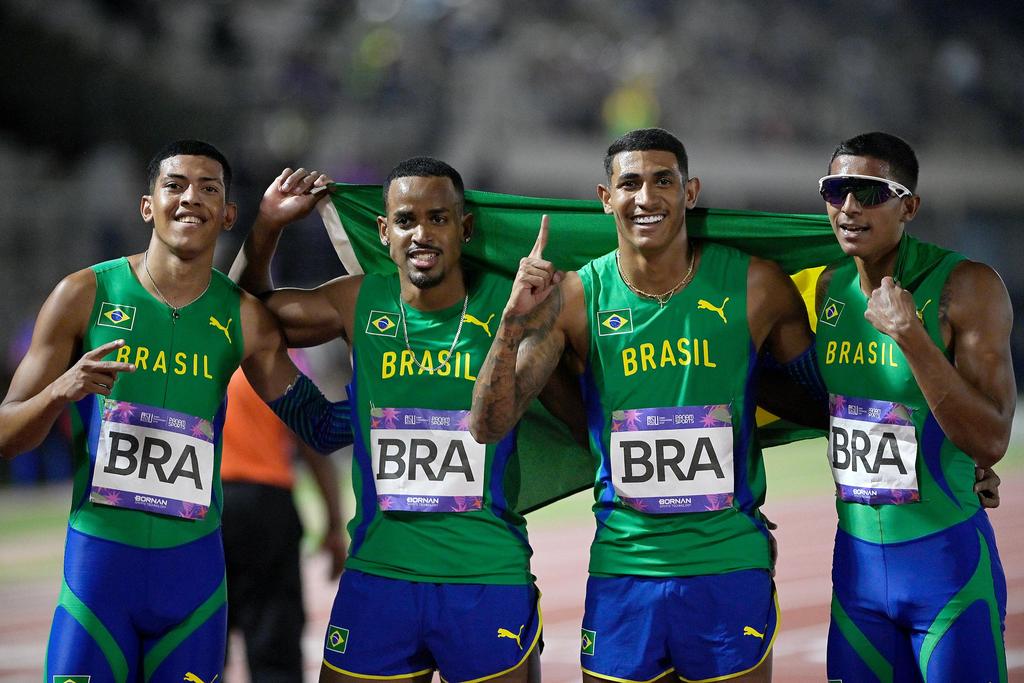 Ouro para o revezamento 4x400 m