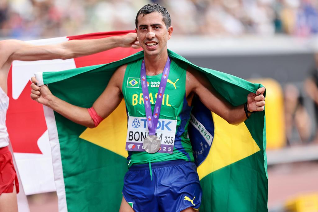 Caio Bonfim comemora prata na marcha atlética 35 km