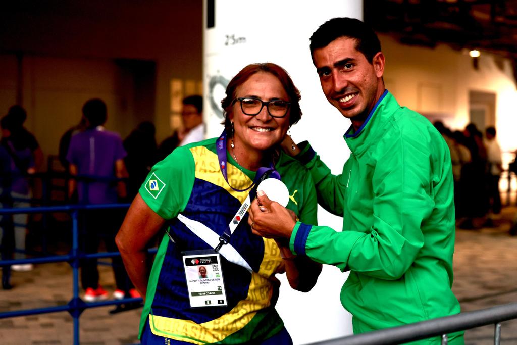 A treinadora Gianetti Bonfim recebe a medalha do filho e atleta