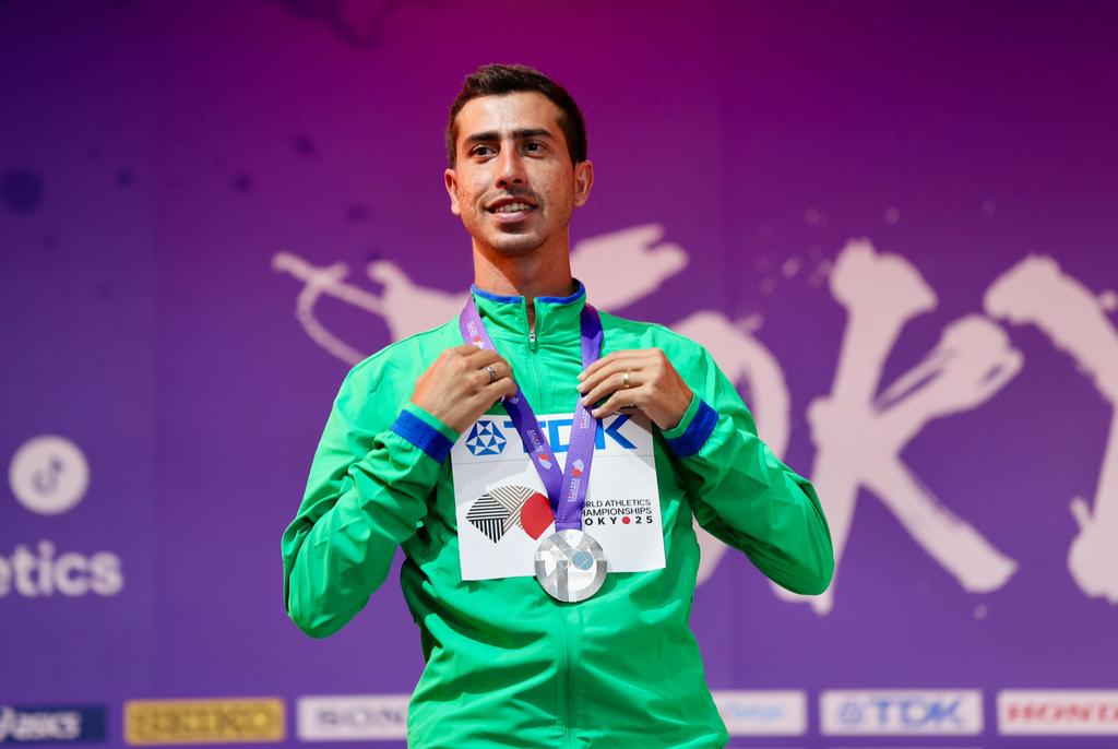 Caio Bonfim recebe a medalha de prata