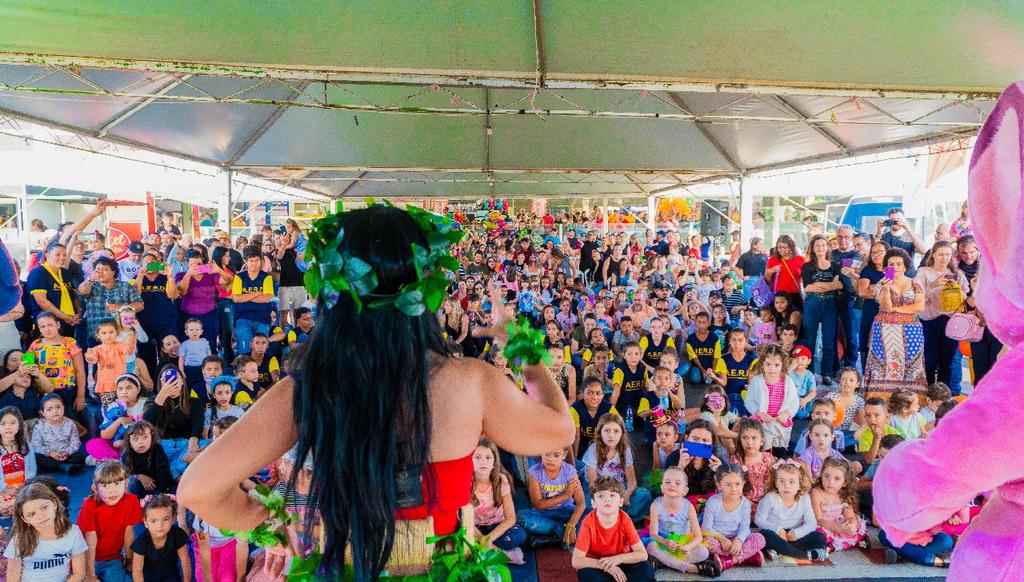 público prestigiando apresentações no speed park