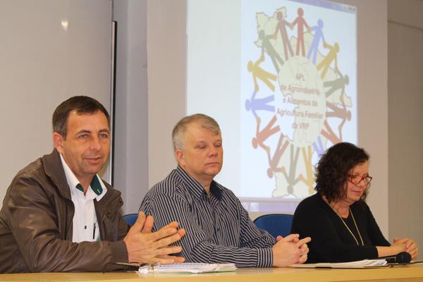 Coordenador do APL Sérgio Reis, professores Ângelo Hoff e Virgínia Etges