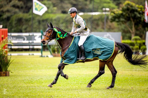Vitor Teixeira com Amazing Blue Império Egípcio: campeão Senior Especial