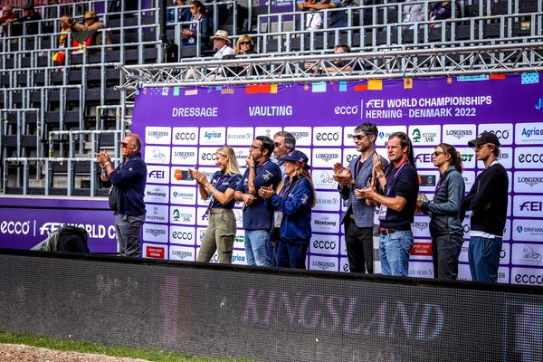 Merecidos aplausos da equipe de apoio