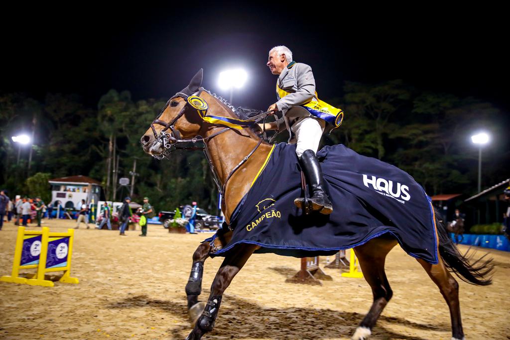 Cesar Almeida com Nefertite Império Egípcio: campeão do Clássico