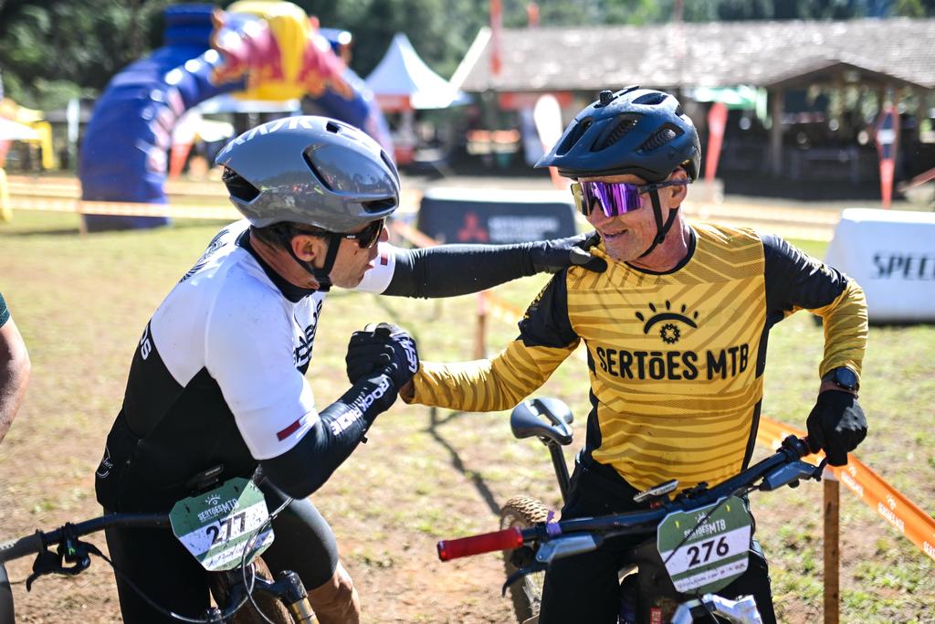 Márcio Ravelli (D) usou toda a sua experiência para vencer na E-Bike Golden 50