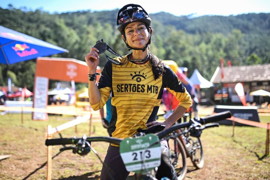 Correndo em casa, Isabella Ribeiro é favorita na E-Bike Feminino Elite
