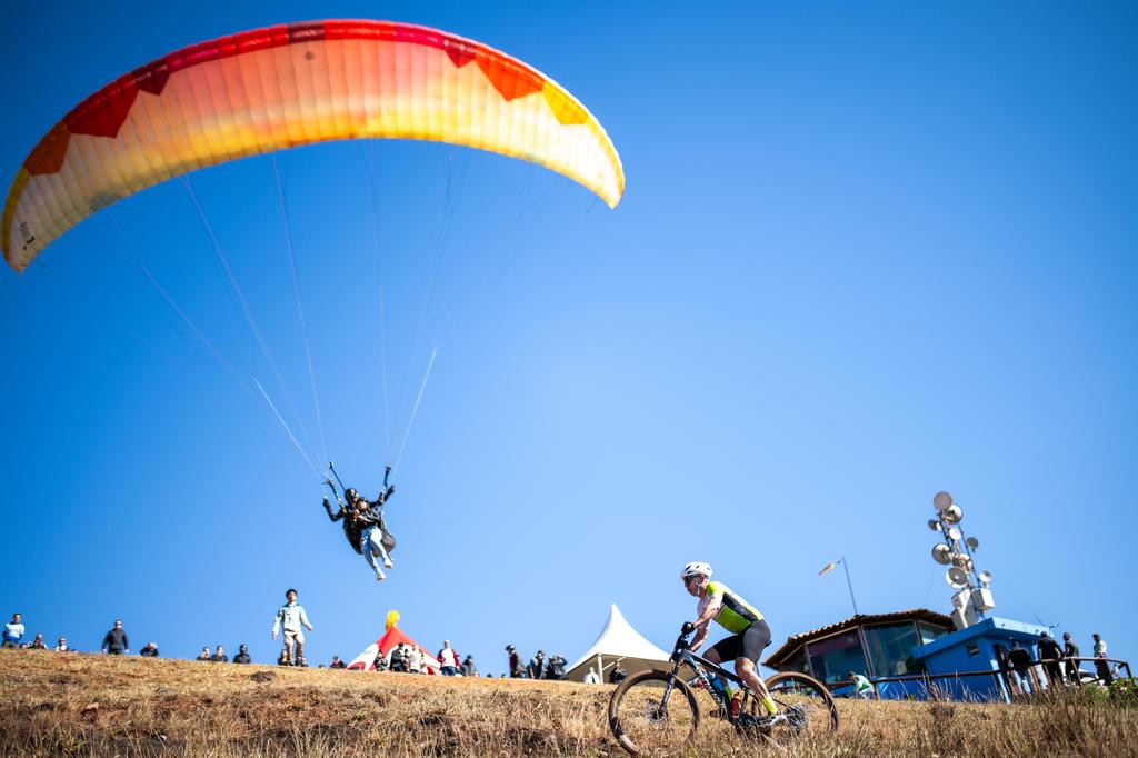 Bicicletas e parapentes garantiram o colorido no "Topo do Mundo"