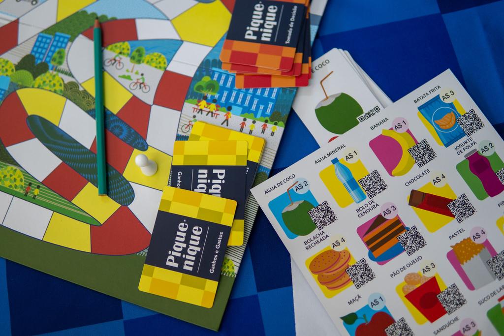 O uso de jogos de tabuleiros e cartas é um dos diferenciais do projeto