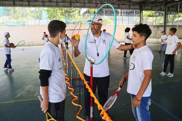 Professor e crianças em atividade