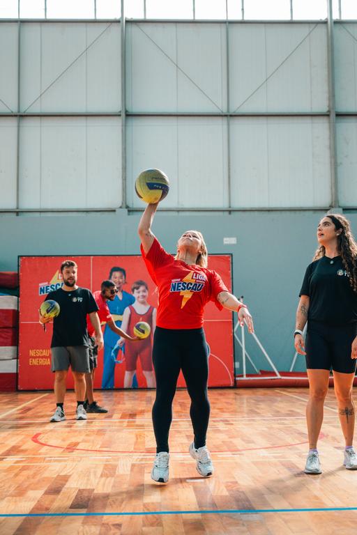 Flavinha dá saque no Vôlei