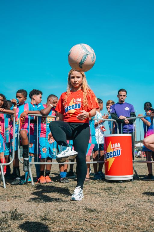 Flavinha mostra habilidade na prática de altinha