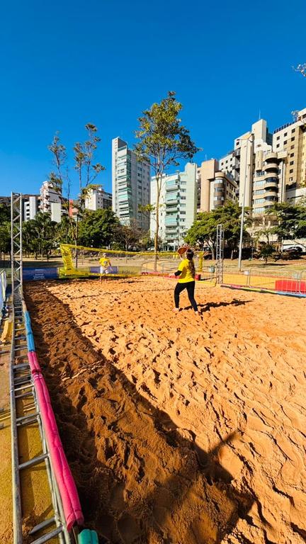 Na quadra de areia