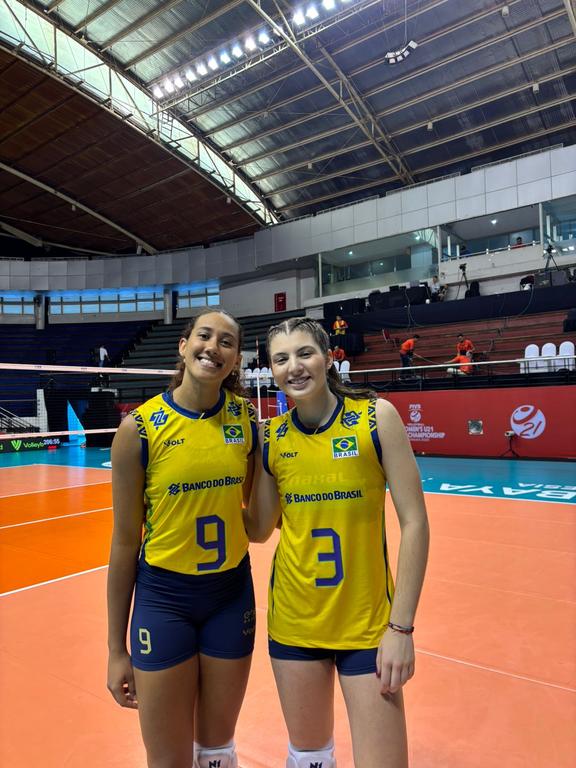 Rebeca e Aninha com a Seleção Sub-21