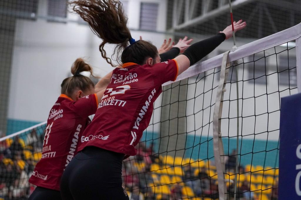 Caitie Baird monta o bloqueio com Valquíria