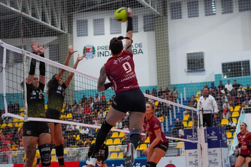 Tifanny no ataque em jogo amistoso