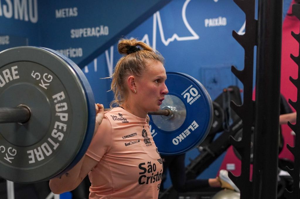 Valquíria na sala de musculação