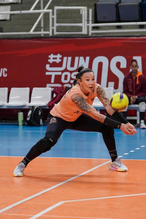 Tifanny trabalha a defesa no treino