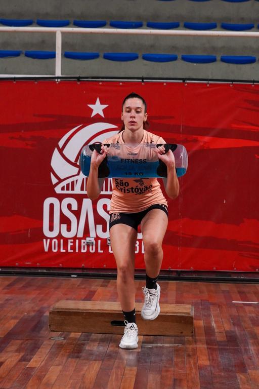 Marina Sioto faz trabalho físico na quadra