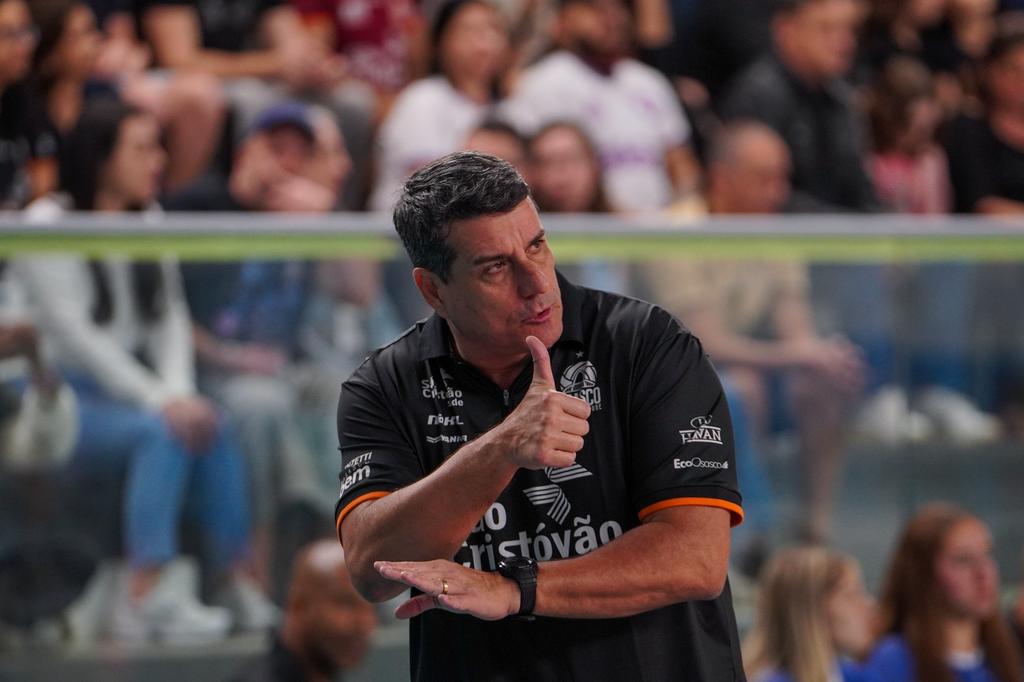 O técnico interino Rogério Portela