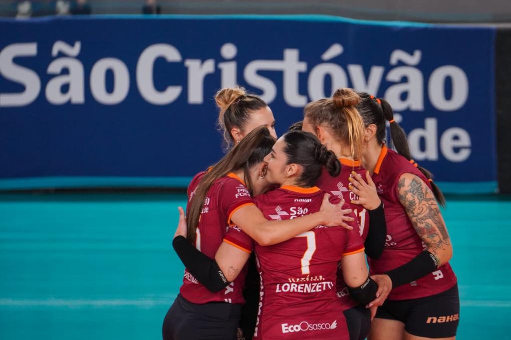 Atletas osasquenses comemoram ponto no jogo de sábado