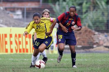 Naila (FI, de amarelo) fez o segundo gol 